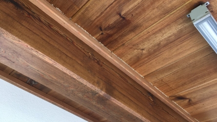 broušení a nátěr zastřešení balkónu